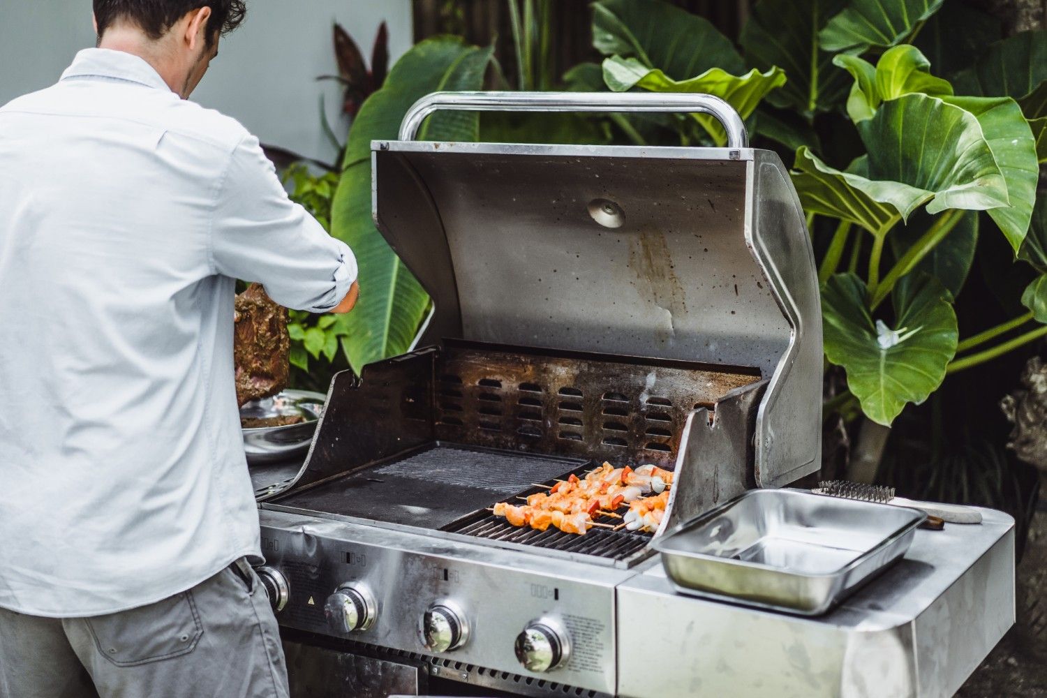 Built-in grill / smoker zones